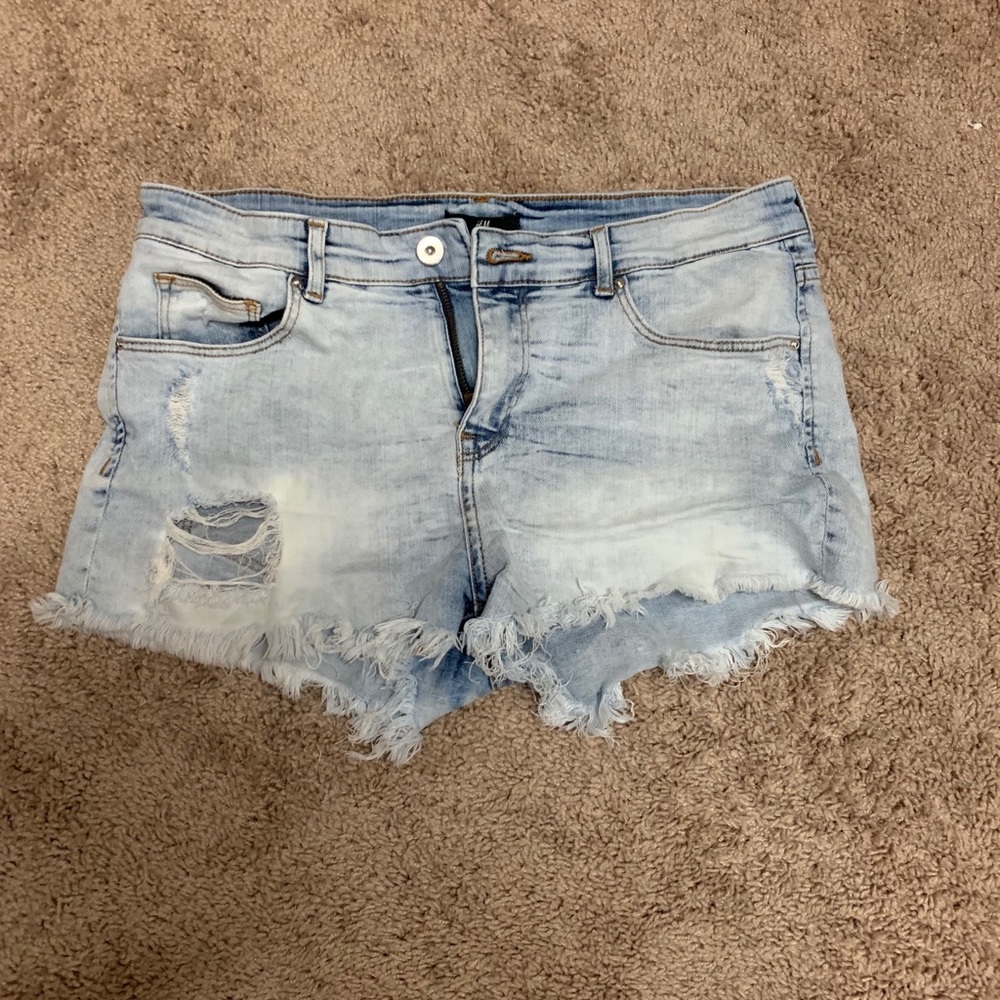LIGHT WASH CUT OFF SHORTS